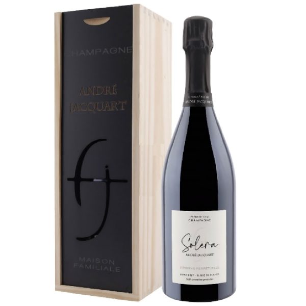 Andre Jacquart – sausas šampanas, pagamintas iš 100% Chardonnay vynuogių, užaugintų Vertus Premier Cru vietovėje. Šis šampanas – derlių mišinys, pradedant nuo 2008-ųjų ir baigiant 2015-aisiais metais. Išskirtinis produktas. Fermentacija vyksta INOX nerūdijančio plieno statinėse. Brandinamas su nuosėdomis rūsiuose mažiausiai 4 metus. Labai lengvai filtruojamas. Likutinis cukraus kiekis – 2 g/l. Pagaminti tik 150 butelių.