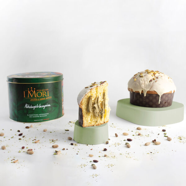 iMORI Panettone su granatų kremu, padengtas baltojo šokolado glajumi ir šokoladinėmis drožlėmis