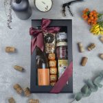 Gurmaniškas dovanų rinkinys su nealkoholine putojančia arbata ir užkandžiais