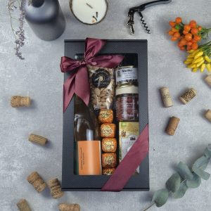 Gurmaniškas dovanų rinkinys su nealkoholine putojančia arbata ir užkandžiais