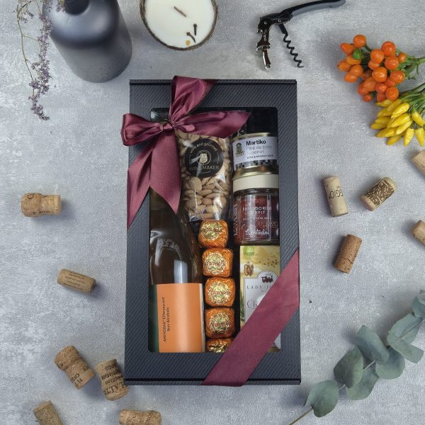 1000052417 Gurmaniškas dovanų rinkinys su nealkoholine putojančia arbata ir užkandžiais