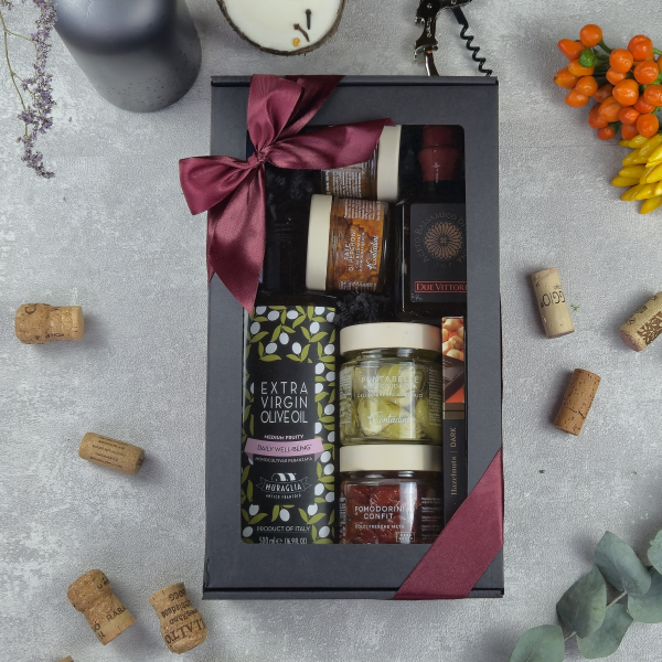 Dovanų rinkinys su alyvuogių aliejumi, pesto ir šokoladu