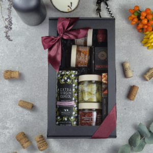 Dovanų rinkinys su alyvuogių aliejumi, pesto ir šokoladu