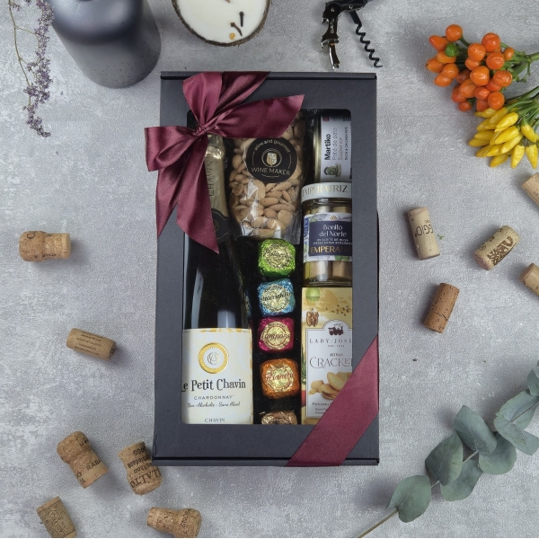 Nealkoholinis dovanų rinkinys su nealkoholiniu putojančiu vynu, tunu ir šokoladu