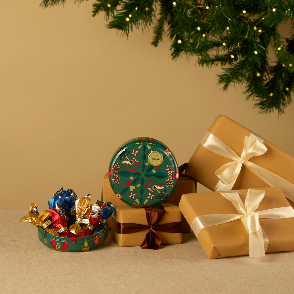 VENCHI-Christmas-Alice-Metal-Tin-apvali-saldainių-dėžutė VENCHI Christmas Alice Metal Tin apvali saldainių dėžutė